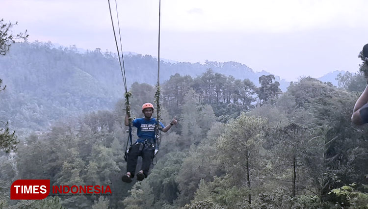 Berayun di atas ketinggian, menjadi salah satu wahana ekstrem di Ngebel Adventure Park (NAP) di atas telaga Ngebel Ponorogo. (Foto: Bambang HI/TIMES Indonesia)