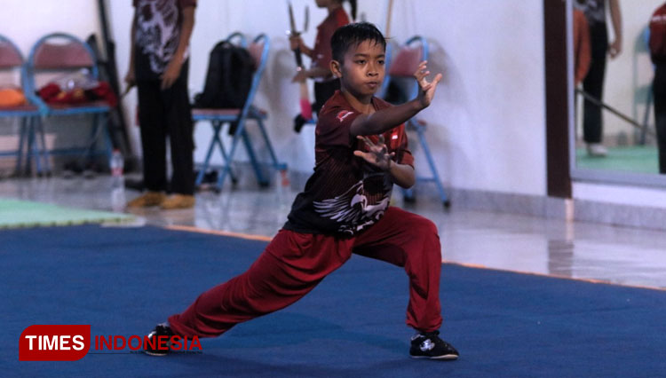 Salah satu atlet Wushu tengah berlatih di GOR Garuda, Jember. (Foto: Dody Bayu Prasetyo/TIMES Indonesia)