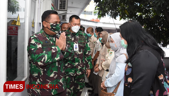 Pangdam III/Siliwangi Mayjen TNI Nugroho Budi Wiryanto meninjau Lab PCR di Rs TNI AD Sariningsih, Kota Bandung, Kamis (16/7/ 2020). (Foto: Pendam Siliwangi for TIMES Indonesia)