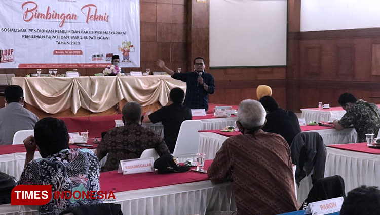 GM TIMES Indonesia Bambang H Irwanto memberi materi jurnalistik kepada PPK se-Ngawi. (Foto: Ardian Febri TH/TIMES Indonesia)