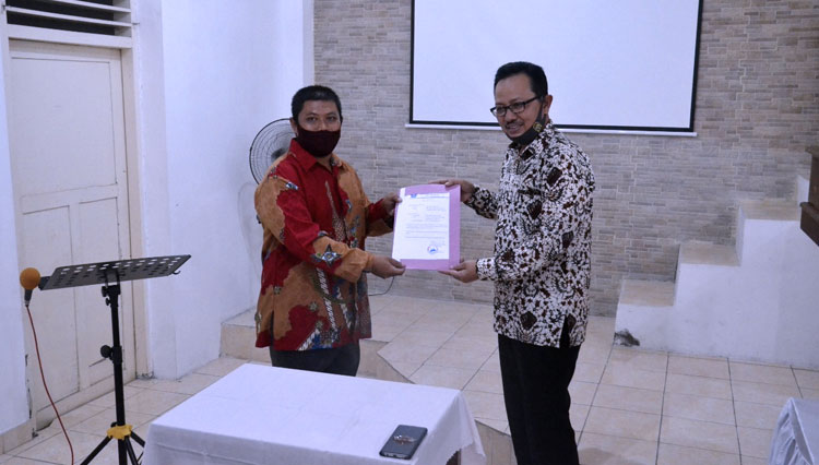 Wakil Walikota Yogyakarta, Heroe Poerwadi (kanan) menyerahkan surat keterangan kepada GBI Karunia untuk diperbolehkan menggelar kegiatan ibadah minggu besok. (foto: Pemkot Yogyakarta for TIMES Indonesia)