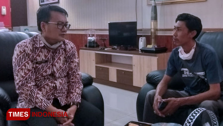 Kepala Dinas PUTR Kabupaten Majalengka, Agus Tamim (kiri) saat dikonfirmasi awak media. (Foto: Jaja Sumarja/TIMES Indonesia)
