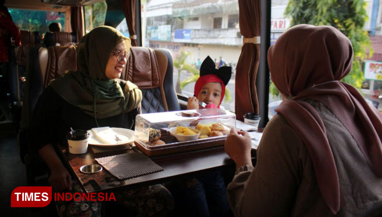 Ngopi-On-The-Bus-2.jpg
