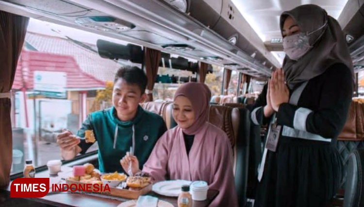 Masyarakat menikmati sajian makanan dan minuman di Ngopi On The Bus, program wisata alternatif dari UM Jember Trans. (FOTO: Humas UM Jember)