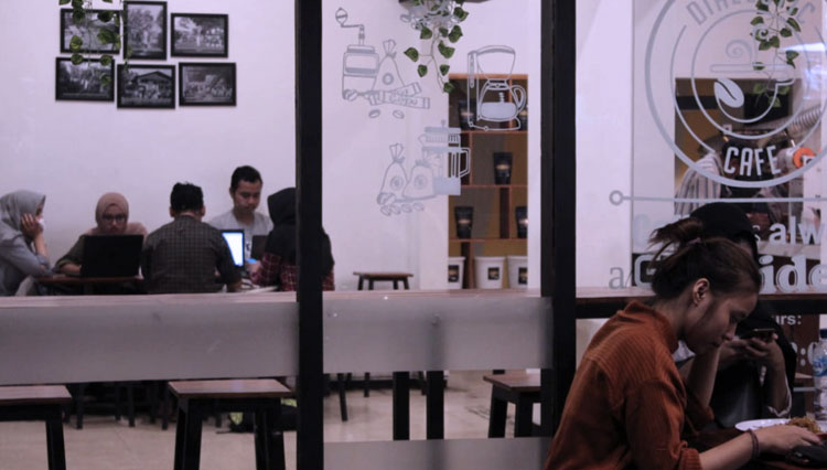 Pengunjung menikmati kopi di Dialektic Cafe Kota Malang. (Foto: Dialektic Cafe for TIMES Indonesia)