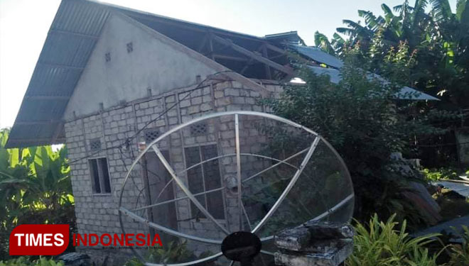 Rumah warga Desa Waringin Pulau Morotai mengalami rusak berat karena diterjang puting beliung. (Foto: Abdul H Husain/TIMES Indonesia)