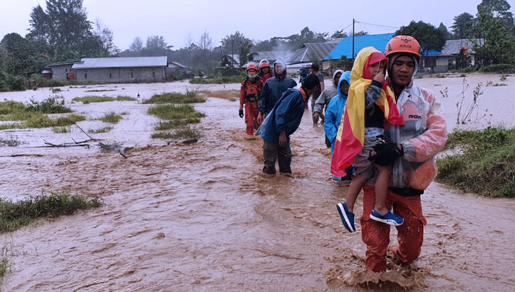 Tim rescue Unit Siaga SAR Morowali saat mengevakuasi sejumlah warga yang terjebak banjir di Morowali, Sulteng, Kamis (16/7/2020). (Foto: Humas Basarnas Palu for TIMES Indonesia)