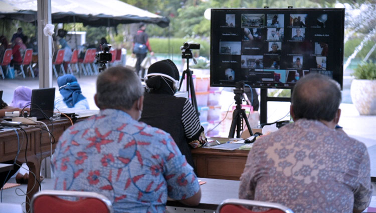 Tri-Rismaharini-b.jpg