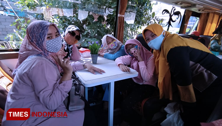 Penumpang terlihat begitu menikmati suasana di dalam bus cafe, Kamis (16/7/2020). (FOTO: MFA Rohmatillah/ TIMES Indonesia)