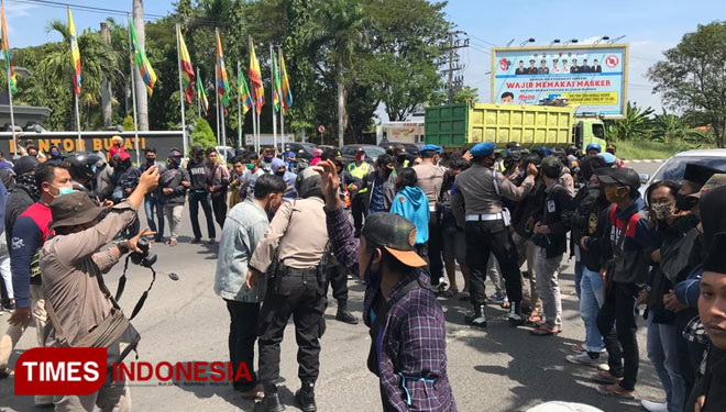 Aksi mahasiswa saat demo di depan halaman kantor bupati (Foto: Akmal/TIMES Indonesia)