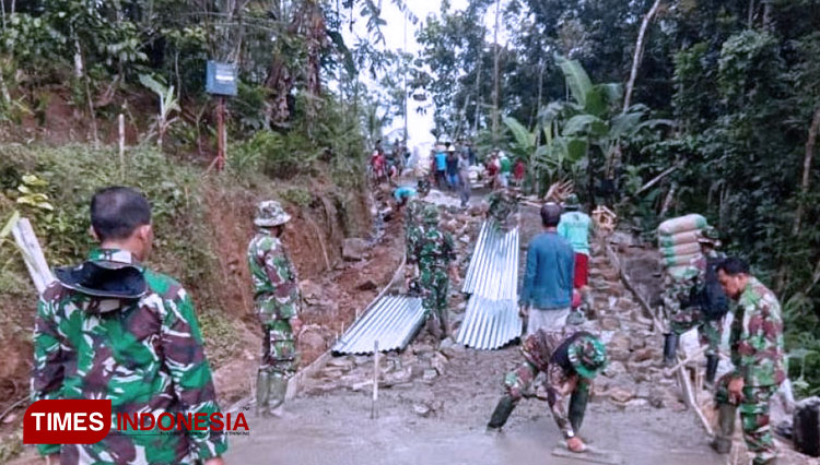 Satgas TMMD membuat talang dari seng utk mempercepat langsir adukan. (FOTO: AJP TIMES Indonesia)