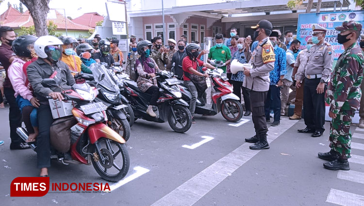 Kapolres Pamekasan AKBP Djoko Lestari, bersama Forkompimda Kabupaten Pamekasan saat menerapkan Physical Distancing bagi pengendara kendaraan bermotor di Traffic Light Perempatan Jokotole Kabupaten Pamekasan.(Foto: Akhmad Syafi'i/TIMES Indonesia)