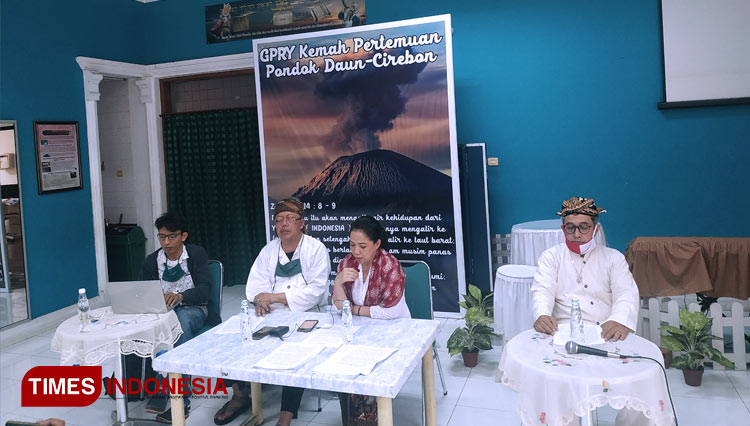 Konferensi Pers Masyarakat Adat Sunda Wiwitan Kabupaten Kuningan di Salah Satu Rumah Makan di Kota Cirebon (FOTO: Devteo MP/TIMES Indonesia)