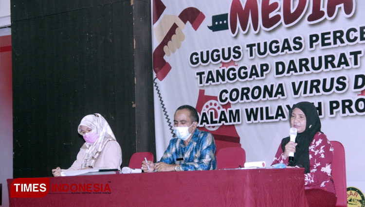 dr. Fasni Halil saat didampingi Koordinator Bidang Kehumasan Mulyadi Tutupoho dan dr. Alwia Assagaf menjelaskan alat PCR. (FOTO: Wahyudi Yahya/TIMES Indonesia)