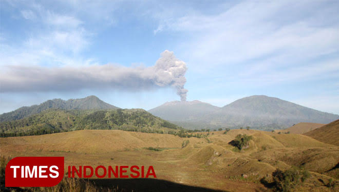Potret Gunung Raung yang tengah erupsi diambil dari Wisata Kawah Wurung, Desa Kalianyar, Kecamatan Sempol, 14 Juli 2015 lalu. (Foto: Dokumentasi TIMESIndonesia)
