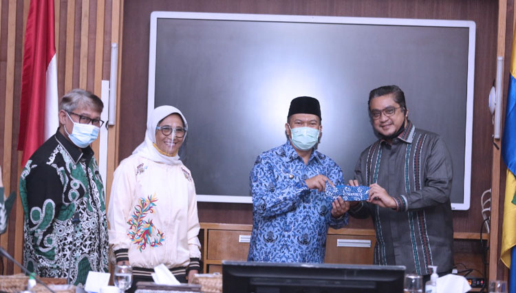 Wali Kota Bandung Oded M Danial menerima kunker Ketua Komisi X DPR RI Dede Yusuf di Balai Kota Bandung, Jumat (17/7/20). (Foto: Humas Pemkot for TIMES Indonesia)