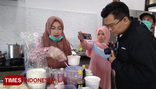 Owner Dapur Orinda, Dewie Sartika (39) saat menyajikan makanan Bubur Ayam. (FOTO : Oon Mujahidin / TIMES Indonesia)