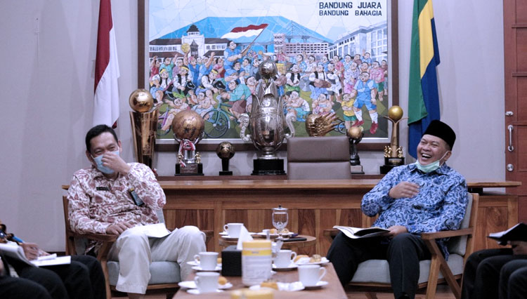 Wali Kota Bandung Oded M Danial menerima Kementerian ATR/BPN di Balai Kota Bandung Jalan Wastukancana, Jumat (17/7/2020). (Foto : Humas Pemkot Bandung for TIMES Indonesia)