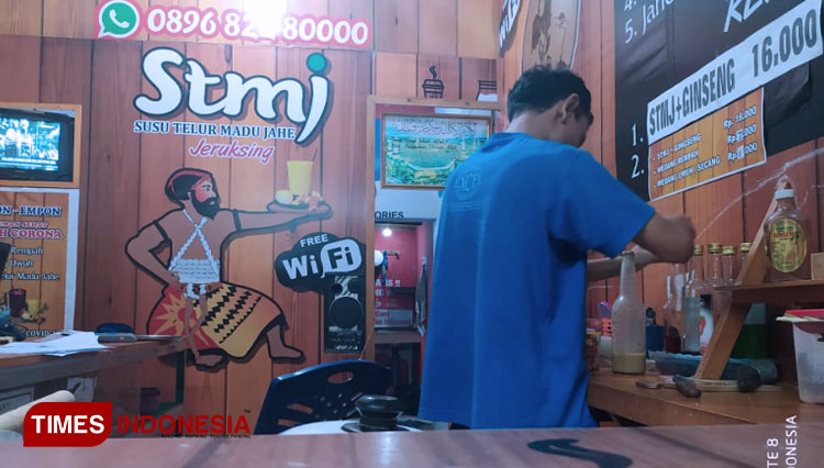 Arifin pemilik angkringan empon-empon. (foto: Hery/TIMES Indonesia)