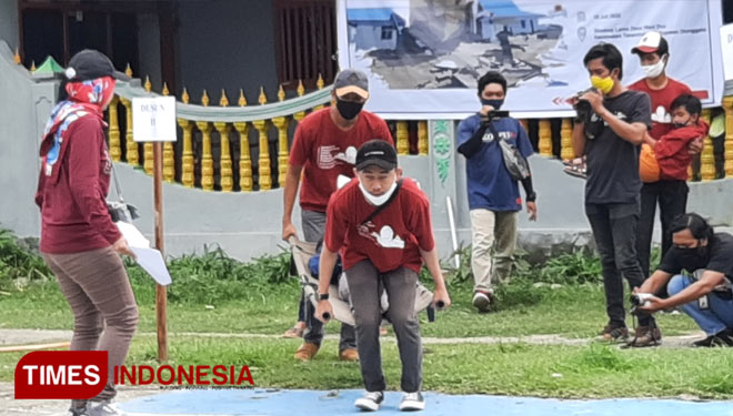 Masyarakat Desa Wani Dua, Kecamatan Donggala, Sulteng, saat menggelar simulasi bencana program pengurangan risiko bencana berbasis komunitas. (Foto : Sarifah Latowa/Times Indonesia)