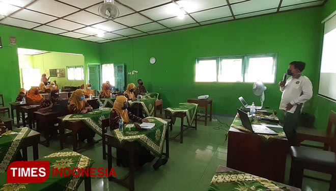 Dosen ITNY dan UMY ketika menyelenggarakan sosialisasikan Protokol Pencegahan Covid-19 di SD Muhammadiyah Banyuraden, Gamping, Kabupaten Sleman, DIY. (FOTO: ITNY for TIMES Indonesia)