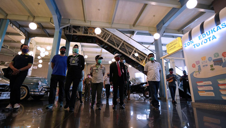 The Mayor of Batu, Dra Hj Dewanti Rumpoko MSi check the preparation of Transport Museum to face the new normal. (Photo: the PR of Batu for TIMES Indonesia)