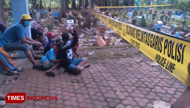 Polisi saat membongkar makam Askuri takmrir masjid Desa Serah yang meninggal tidak wajar (Foto: Akmal/TIMES Indonesia)