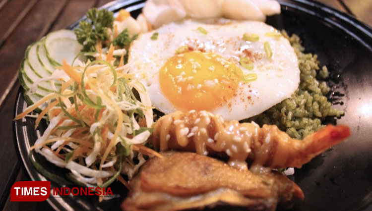 Sajian Sego Goreng Ijo Rempah khas Kafe Parikesit, Senin (20/7/2020). (Foto: Farida Umami/TIMES Indonesia)