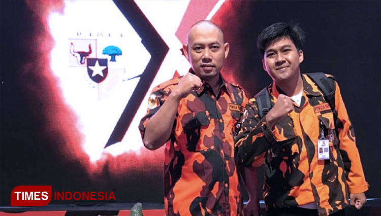 Zamroni SH, Ketua MPC Pemuda Pancasila Kabupaten Banyuwangi (kiri). (FOTO: Syamsul Arifin/TIMES Indonesia)