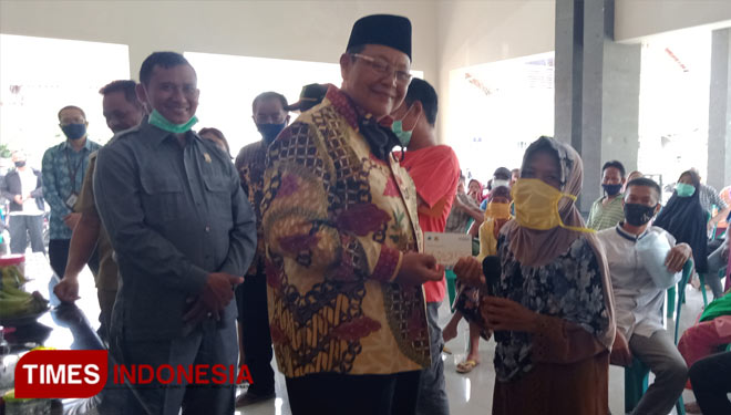 Anggota Komisi V DPR RI, Dedi Wahidi menyerahkan secara simbolis program BSPS atau rutilahu, di balaidesa Mayung Kecamatan Gunungjati Kabupaten Cirebon, Selasa (21/7/2020). (Foto: Nurhidayat/TIMES Indonesia)