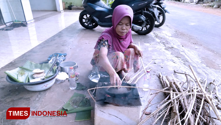 Khanifah-saat-memasak-3.jpg