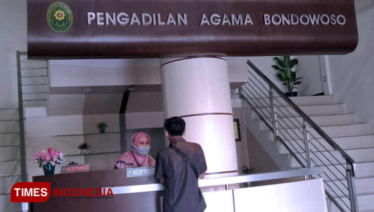 Tampak warga mendatangi Pengadilan Agama (FOTO: Moh Bahri/TIMES Indonesia).
