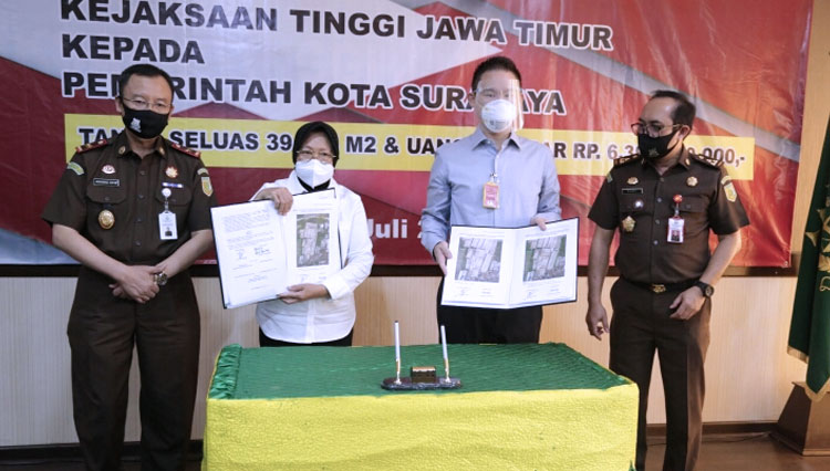 Penandatanganan kesepakatan damai antara Pemkot Surabaya dan PT Platinum atas aset negara, Selasa (21/7/2020), Kejaksaan Tinggi Jawa Timur. (Foto: Pemkot Surabaya for TIMES Indonesia)