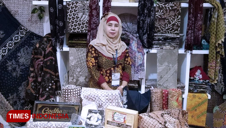 Susiyati, pemilik usaha batik Gondho Arum di Desa Pakistaji, kecamatan kabat. (Foto: Rizki Alfian/TIMESIndonesia)