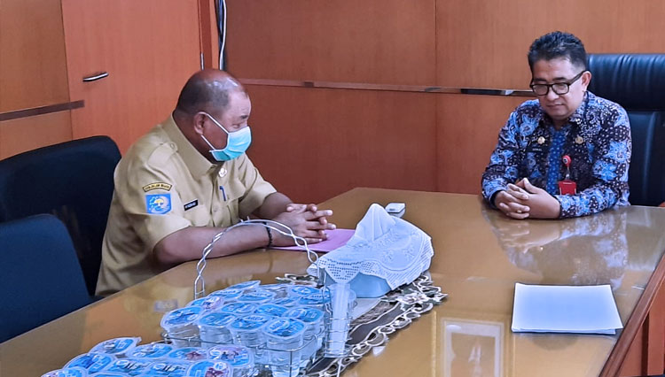 Wagub Al Yasin Ali (kiri) saat berkonsultasi dengan Dirjen Otda Drs. Akmal Malik (kanan). (FOTO: Dok Wagub)