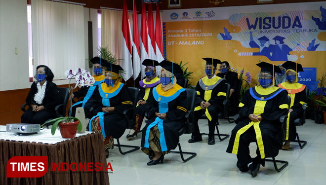 Perwakilan mahasiswa sarjana Universitas Terbuka Malang saat menjalani proses wisuda daring. (Foto: Naufal Ardiansyah/TIMES Indonesia)