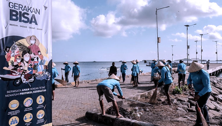 Pelaku wisata melakukan kegiatan bersih-bersih di pantai sebagai bagian Gerakan BISA. Gerakan BISA adalah perlindungan sosial bagi pekerja dan pelaku usaha pariwisata dan ekonomi kreatif oleh Kemenparekraf. (foto: Kemenparekraf)