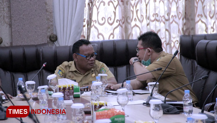 Inspektur Ahmad Purbaya (kanan) saat berkomunikasi dengan Sekprov Samsuddin A Kadir (kiri). (Foto: Wahyudi Yahya/TIMES Indonesia)