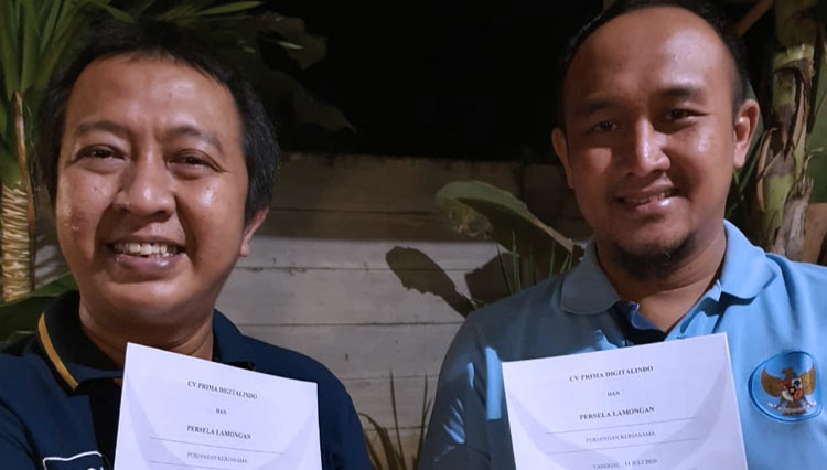 Manajer Persela Lamongan, Edy Yunan Achmadi (kanan) bersama perwakilan Adhoc Apparel. (Foto: Persela Lamongan for TIMES Indonesia)