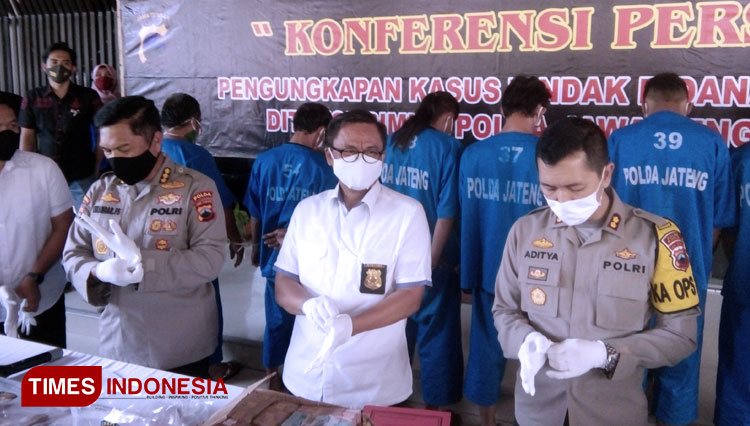 Direskrimum Polda Jateng, Kombes Pol Wihastono Yoga Pratomo menunjukkan barang bukti perampokan. (FOTO: Mushonifin/TIMES Indonesia))