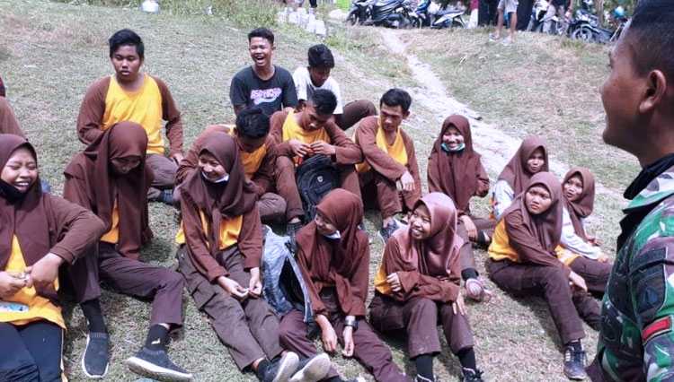 Prada Fauzan Bersama Anggota Pramuka. (FOTO: AJP TIMES Indonesia)