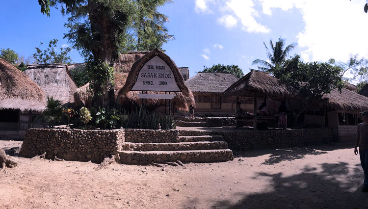 Rumah adat suku sasak (FOTO: instagram.com/mamangreno)