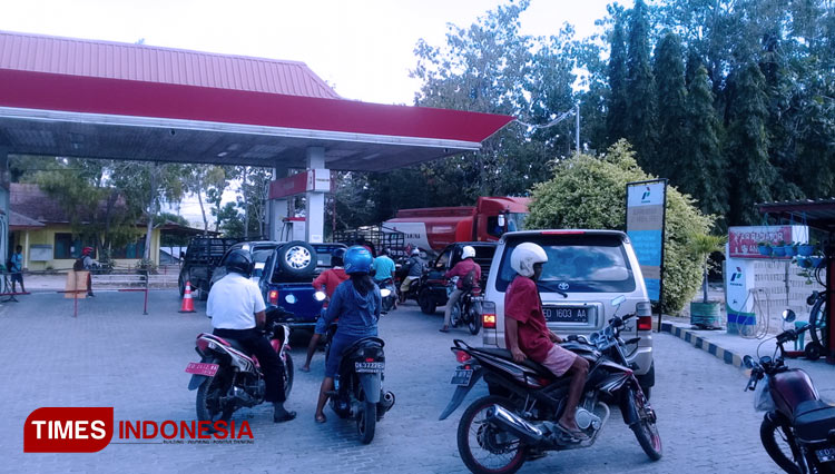 Antrean panjang di salah satu SPBU di Kota Waingapu akibat BBM jenis premium habis (FOTO: Habibudin/TIMES Indonesia)