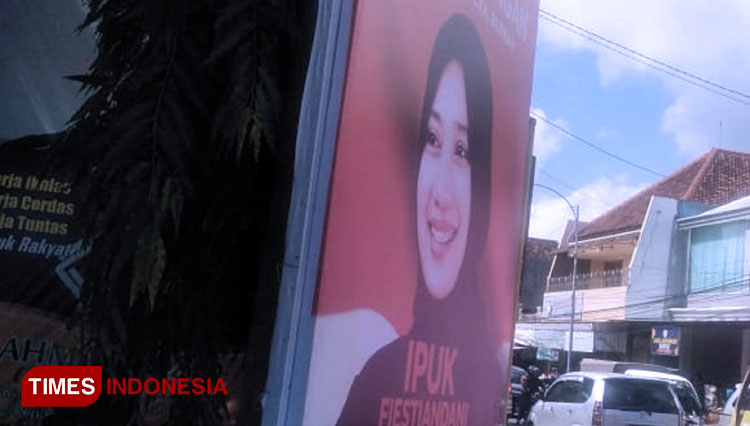 Baliho Bacabup Banyuwangi, Ipuk Fiestiandani di pertigaan Desa Genteng Wetan, Kecamatan Genteng, menindih baliho Bacabup dr Taufiq Hidayat. (Foto: Syamsul Arifin/TIMES Indonesia)
