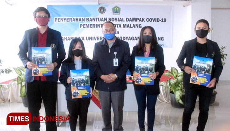 Rektor uwg menyerahkan secara simbolis BANSOS PEMKOT MALANG kepada perwakilan mahasiswa UWG. (FOTO: AJP TIMES Indonesia)