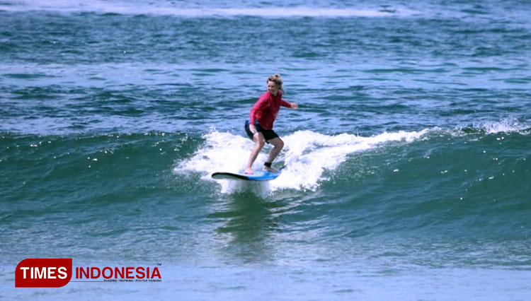 A surfer rides the wave in Pulau Merah Beach Banyuwangi. (PHOTO: Red Island Wisma for TIMES Indonesia)