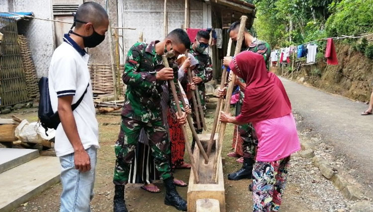 Satgas TMMD beserta masyarakat Petahunan lestarikan budaya lokal. (FOTO: AJP TIMES Indonesia)
