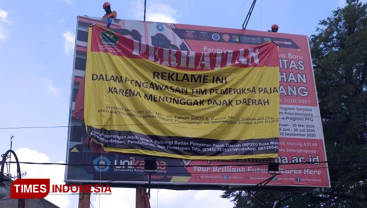 Tim Satgas Reklame Bapenda Kota Malang menyegel reklame yang tidak patuh pajak. (Foto: Bapenda Kota Malang for TIMES Indonesia)
