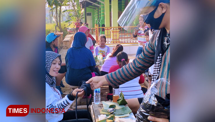 Fasilitas cuci tangan dan masker disediakan bagi pengunjung Pasar Pundensari di Desa Wisata Gunungsari. Transaksi juga memakai uang pengganti dari bambu. (FOTO: Tim PKM Wima/TIMESIndonesia)