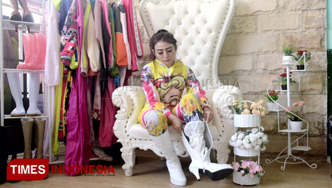 Dokter Gigi Nina Agustin mengenakan APD hazmat slim fit dan Colorful. (Foto: Adhitya Hendra/TIMES Indonesia)